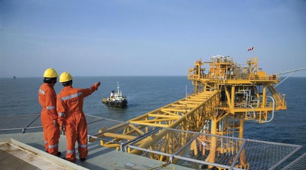 cairn_workers_-marine_facility-600x0